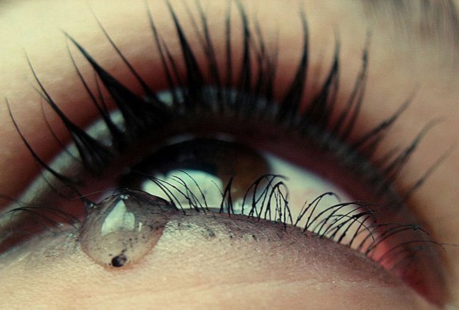 Почему и зачем идут слезы? Причины и функции выделения слёз - статья на сайте